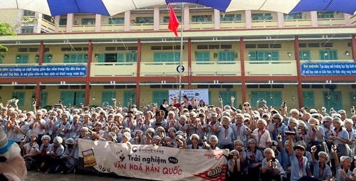 Trường THCS Tân Phú phối hợp cùng Trung tâm Ngôn ngữ tiếng Hàn tổ chức chương trình trải nghiệm văn hóa Hàn Quốc.