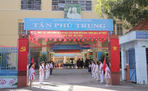 Tự hào một dải non sông – Không gian học đường rực rỡ sắc màu cờ đỏ sao vàng