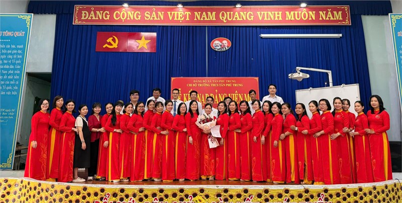 Lễ kết nạp Đảng viên mới Trường THCS Tân Phú Trung