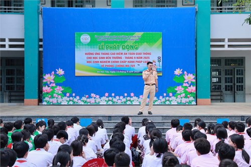 LỄ PHÁT ĐỘNG hưởng ứng tháng cao điểm an toàn giao thông cho học sinh đến trường - tháng 9 năm 2025 học sinh nghiêm chỉnh chấp hành pháp luật về phòng, chống ma túy