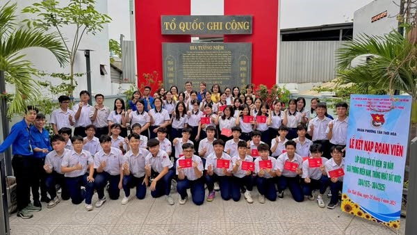 Chi đoàn THCS Tân Thới Hoà trực thuộc Đoàn phường Tân Thới Hoà đã tổ chức Lễ kết nạp Đoàn viên  Lớp Đoàn viên 50 năm Ngày Giải phóng miền Nam, thống nhất đất nước (30/4/1975 – 30/4/2025)  cho 51 bạn đội viên ưu tú thuộc Liên đội THCS Tân Thới Hoà.