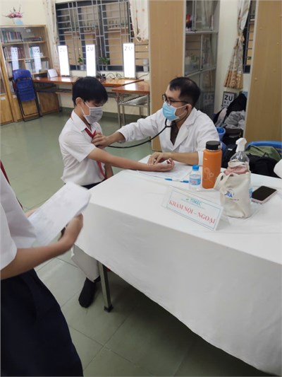 Trường THCS Tân Thới Hòa tổ chức khám sức khỏe đầu năm cho học sinh.