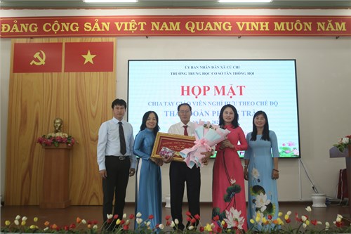 Họp mặt chia tay giáo viên nghỉ hưu Thầy Đoàn Phong Trần