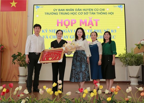 Họp mặt kỷ niệm ngày quốc tế phụ nữ 8/3 và chia tay giáo viên nghỉ việc