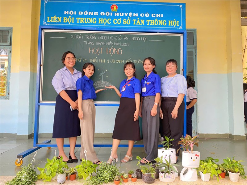 Hoạt động  Mỗi thiếu nhi một cây xanh đến trường 