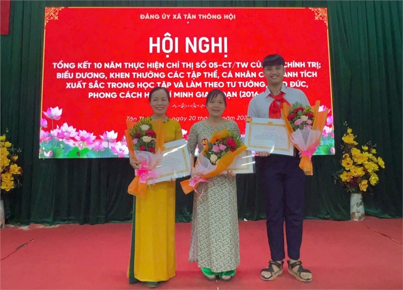 Vinh danh cán bộ quản lý, giáo viên, học sinh được biểu dương, khen thưởng có thành tích xuất sắc trong học tập và làm theo tư tưởng, đạo đức, phong cách Hồ Chí Minh giai đoạn 2016 - 2025