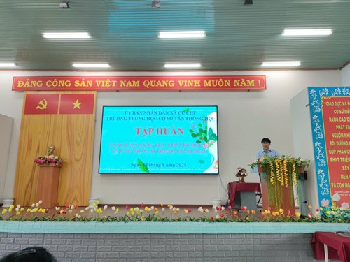 Tập huấn nâng cao năng lực chuyển đổi số và ứng dụng AI trong giảng dạy