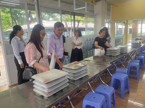 Mô hình “Cha mẹ đồng hành giám sát bữa ăn bán trú”