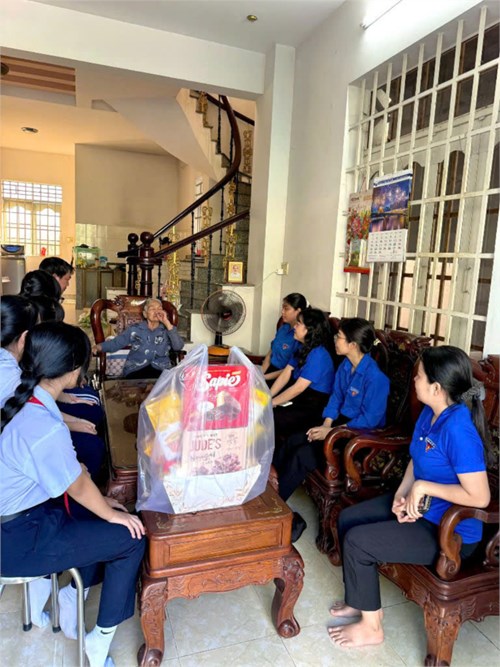 Thăm hỏi và tặng quà bà Lê Thị Lộc cựu tù chính trị con mẹ Việt Nam anh hùng Võ Thị Hồi