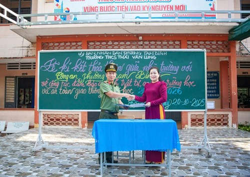 💐💐💐
🏫 phối hợp tổ chức lễ kí kết thỏa thuận 
giữa trường thcs thái văn lung với công an phường tam bình
về công tác đảm bảo an ninh trật tự, an toàn trường học 
và an toàn giao thông năm học 2025 - 2026🚦