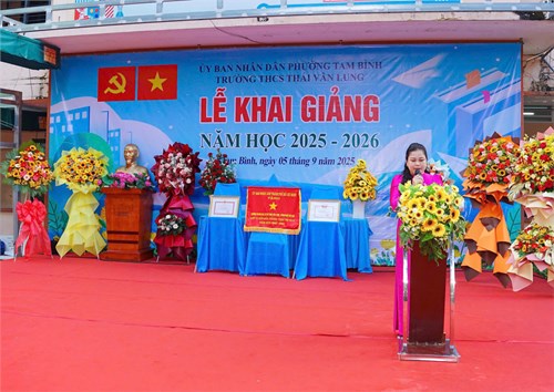 🎉 Lễ KHAI GIẢNG NĂM HỌC MỚI 2025 – 2026 🎉
HÒA TRONG KHÔNG KHÍ CẢ NƯỚC KỶ NIỆM 80 NĂM NGÀY THÀNH LẬP BỘ GIÁO DỤC VÀ ĐÀO TẠO (05/9/1945-05/9/2025)🎉

🌤️Sáng ngày 05/9/2025, trong không khí hân hoan của ngày hội toàn dân đưa trẻ đến trường, Trường THCS Thái Văn Lung long trọng tổ chức Lễ Khai Giảng năm học 2025–2026.

✨Buổi lễ vinh dự được đón tiếp các đồng chí lãnh đạo phường: 

💐 Đồng chí Thái Mỹ Diện, Phó Bí thư Thường trực Đảng ủy Phường; 

💐 Đồng chí Vũ Trí Thanh, Đảng ủy viên, Bí thư Đảng bộ, Giám đốc Bệnh viện Đa khoa Thủ Đức. 

✨Cùng quý đại biểu, quý khách mời, quý phụ huynh học sinh.

✨ Buổi lễ còn có sự tham dự của Ban giám hiệu, quý thầy cô giáo, cô chú nhân viên nhà trường cùng với toàn thể các em học sinh thân yêu.

🎈 Lễ khai giảng năm nay mang ý nghĩa đặc biệt hòa trong không khí cả nước kỷ niệm 80 năm thành lập Bộ Giáo dục và Đào Tạo (05/9/1945–05/9/2025), một chặng đư