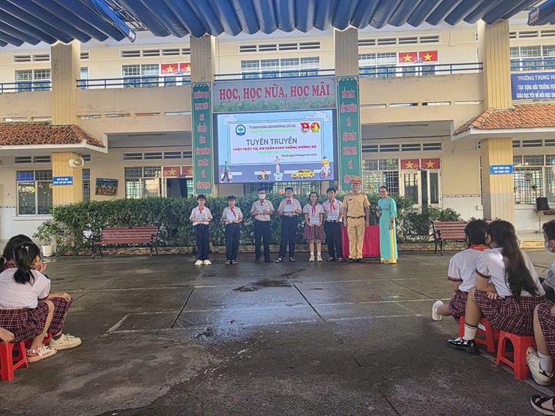 Chương trình “cùng em vững bước”
tuyên truyền an toàn giao thông tại trường thcs thạnh mỹ lợi