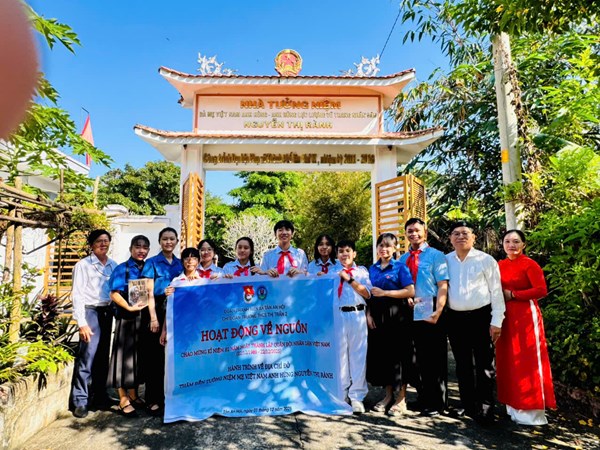 Hoạt đồng về nguồn Chào mừng kỷ niệm 81 năm ngày thành lập Quân đội Nhân dân Việt Nam - Hành trình về địa chỉ đỏ: Thăm đền tưởng niệm Mẹ Việt Nam Anh hùng Nguyễn Thị Rành