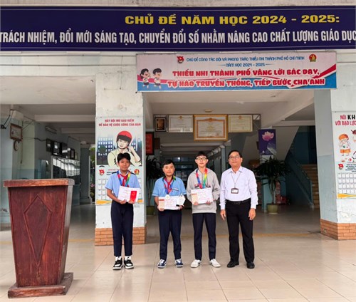 Khen thưởng học sinh đạt giải Nhì cuộc thi ORC Online về Robocon toàn quốc tháng 12/2024 do Ohstem tổ chức