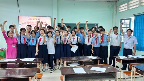 Lãnh đạo nhà trường gặp gỡ, động viên đội tuyển học sinh giỏi thi cấp thành phố năm học 2024-2025