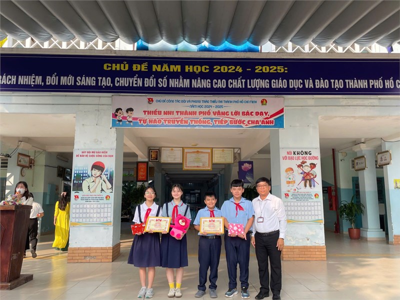 Trao giấy khen cho học sinh có thành tích tốt các hội thi