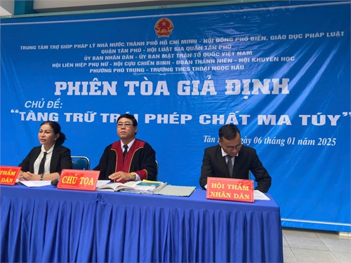 Trường Trung học cơ sở Thoại Ngọc Hầu - Tổ chức phiên tòa giả định  Tàng trữ trái phép chất ma túy 