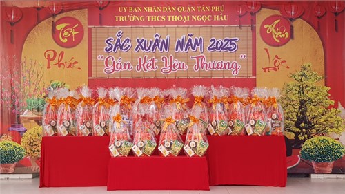 Tặng quà cho Học sinh nghèo nhân dịp Tết 2025