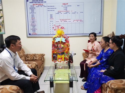 Lãnh đạo Phòng Giáo dục và Đào tạo quận Tân Phú đến thăm và chúc mừng Trường THCS Thoại Ngọc Hầu  nhân dịp Tết Nguyên đán Ất Tỵ 2025