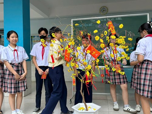 Phong trào hái lộc đầu Xuân tại Trường THCS Thoại Ngọc Hầu