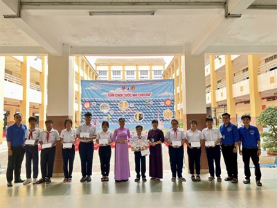 🌻🌟🌻 HƯỞNG ỨNG CUỘC VẬN ĐỘNG “MỖI GÓC HỌC TẬP LÀ MỘT KHÔNG GIAN VĂN HÓA HỒ CHÍ MINH 🌻🌟🌻
🏵️CHÀO MỪNG KỶ NIỆM 50 NĂM NGÀY GIẢI PHÓNG MIỀN NAM, THỐNG NHẤT ĐẤT NƯỚC (30/04/1975 - 30/04/2025)🏵️
📸Liên Đội phối hợp với Chi đoàn giáo viên trường THCS Tô Ký tổ chức trao tặng  3 góc học tập theo Bác  và 14 suất học bổng cho các bạn Đội viên có hoàn cảnh khó khăn trong liên Đội với tổng số tiền 10.750.000 đồng. Chúc các bạn luôn chăm ngoan, học giỏi xứng đáng là Cháu ngoan Bác Hồ kính yêu.