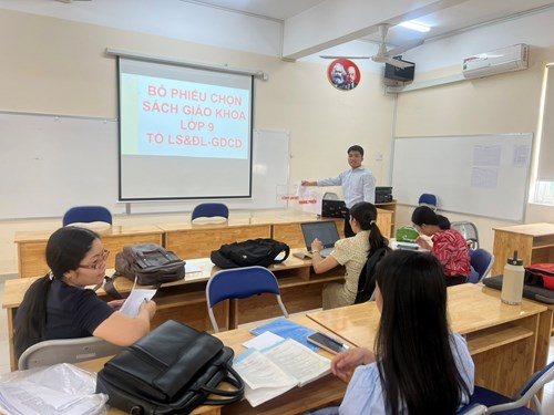 Ngày 21/3/2025 dưới sự chỉ đạo của BGH trường, Tổ LSĐL-GDCD đã tiến hành góp ý bỏ phiếu lựa chọn SGK môn LSĐL và GDCD cho năm học 2024-2025