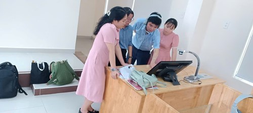 Tổ Tiếng Anh hướng dẫn sử dụng phòng nghe nhìn