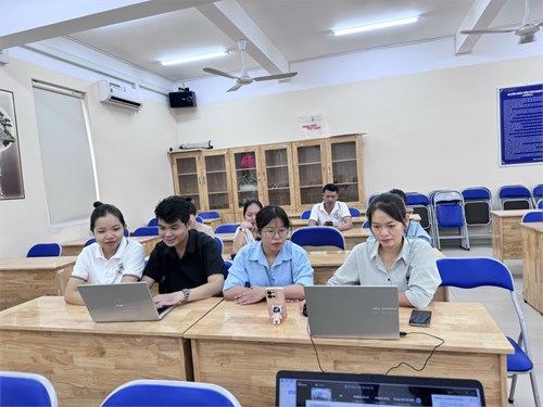 Tổ Tiếng Anh tham dự tập huấn sách giáo khoa năm 2024-2025