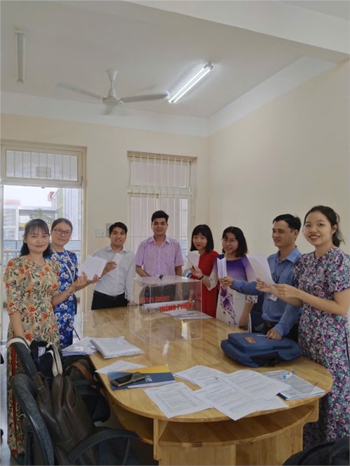 Họp tổ bỏ phiếu chọn sách giáo khoa năm học 2024-2025