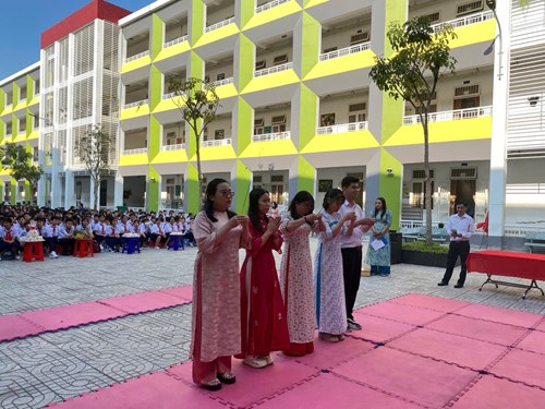 Tổ Tiếng Anh dâng hương nhân ngày Giỗ Tổ Hùng Vương