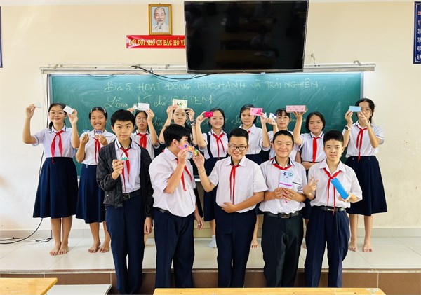 Tiết học tích hợp Stem - Gấp hộp quà bằng hình hộp chữ nhật - hình lập phương