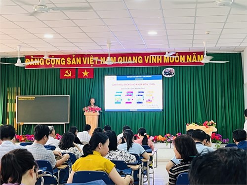 Tham gia giới thiệu sách giáo khoa Toán - Cùng khám phá và chuyên đề tuyển sinh 10 môn Toán tại trường THCS Trần Phú.