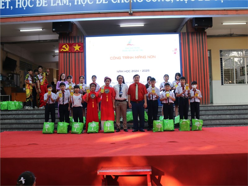 Trường THCS Tôn Thất Tùng tổ chức khen thưởng học sinh đạt thành tích cao HK1, trao tặng quà Tết cho học sinh khó khăn và toàn thể Cán bộ, Giáo viên, Nhân viên nhà trường, năm học 2024 - 2025