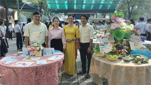 Liên đội - Trường THCS Tôn Thất Tùng tổ chức hoạt động Chào mừng ngày nhà giáo Việt Nam với hội thi thiết kế bình hoa cho học sinh với chủ đề  Tri Ân Thầy Cô Giáo  và Khen thưởng cho các em học sinh đạt giải Văn hay chữ tốt, chứng chỉ Tin học IC3 Master, chứng chỉ Tiếng Anh KET, năm học 2025-2026