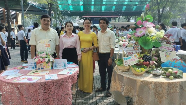 Liên đội - Trường THCS Tôn Thất Tùng tổ chức hoạt động Chào mừng ngày nhà giáo Việt Nam với hội thi thiết kế bình hoa cho học sinh với chủ đề  Tri Ân Thầy Cô Giáo  và Khen thưởng cho các em học sinh đạt giải Văn hay chữ tốt, chứng chỉ Tin học IC3 Master, chứng chỉ Tiếng Anh KET, năm học 2025-2026