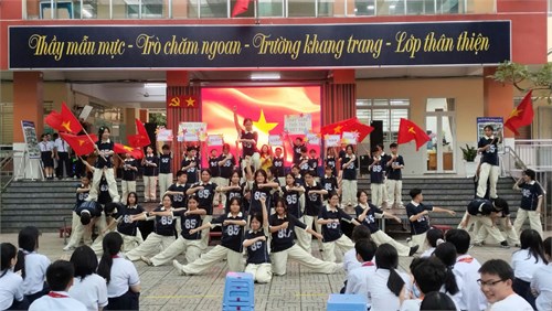 Trường THCS Tôn Thất Tùng thực hiện tiết HĐTN-HN học sinh Khối 8 với chủ đề  Chào mừng ngày 20/11 , năm học 2025-2026