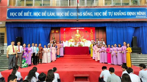 Tuyên dương, khen thưởng Đội tuyển học sinh giỏi tham dự kỳ thi học sinh giỏi cấp Thành phố đạt thành tích cao và Tổ chức dâng hương, dâng hoa lên bàn thờ Quốc Tổ để tưởng nhớ về cội nguồn dân tộc Việt Nam, năm học 2024-2025