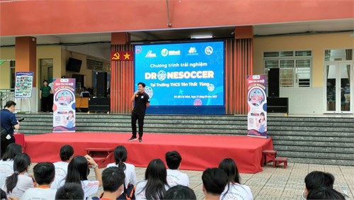 Trường THCS Tôn Thất Tùng phối hợp cùng Công ty Cổ phần Quản lý Đầu tư BIZMO tổ chức Chương trình trải nghiệm  Drone Soccer , năm học 2025-2026