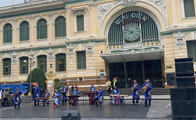 Học sinh khối 6 với hành trình trải nghiệm: Xe buýt hai tầng - Bưu điện Thành phố - Đường sách