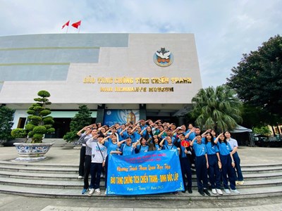 Học sinh khối 7 học tập trải nghiệm tại Bảo tàng Chứng tích Chiến tranh và Dinh Độc Lập