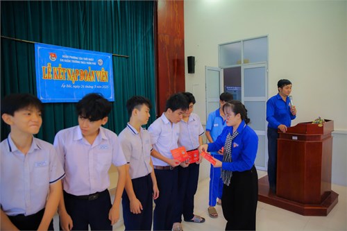 Lễ kết nạp đoàn viên - Chi đoàn Trường THCS Trần Phú