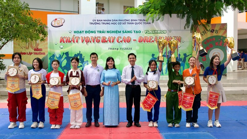 Hoạt động trải nghiệm Flashmob: “Khát vọng bay cao” của trường THCS Trần Quốc Toản chào mừng ngày nhà giáo Việt Nam 20/11 và 10 năm thành lập trường