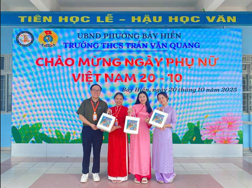 Nhân kỷ niệm Ngày Phụ nữ Việt Nam 20/10, Trường THCS Trần Văn Quang tổ chức hoạt động tặng quà và thiệp chúc mừng đến các cô giáo, cán bộ, nhân viên nữ của nhà trường