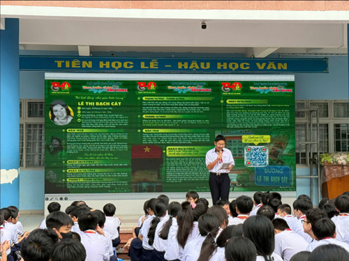 Sinh hoạt chuyên đề “Theo bước chân những người anh hùng” với nội dung tìm hiểu về Nữ biệt động, Nhà giáo kiên trung Lê Thị Bạch Cát