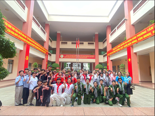 Học sinh Trường THCS Trần Văn Quang tham gia văn nghệ ngày hội Đại đoàn kết toàn dân tộc và kỷ niệm 95 năm ngày truyền thống MTTQ Việt Nam (18/11/1930 – 18/11/2025)