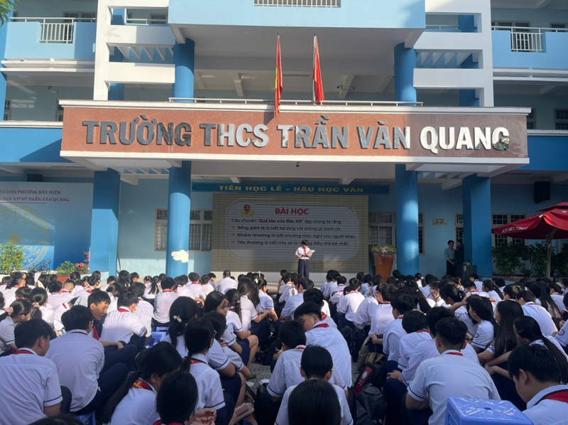 Sinh hoạt Chào cờ Tuần 12 - Thi đua Tuần 11 - Kể chuyện  Quả táo của Bác Hồ 