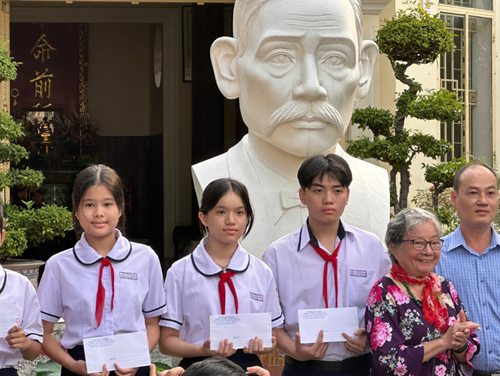 Tham dự  Lễ tưởng niệm 99 năm ngày mất nhà chí sĩ yêu nước Phan Chu Trinh (24/03/1926-24/03/2025) 