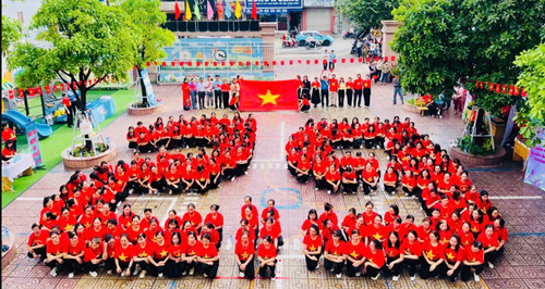 Công đoàn viên tham gia chương trình đồng diễn dân vũ do Phường Bảy Hiền tổ chức