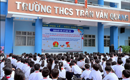 Sinh hoat chào cờ đầu tuần 1/HKI và Phát động chủ đề năm học 2025 - 2026  Thiếu nhi thành phố Bác, vững bước tiến vào kỷ nguyên mới 