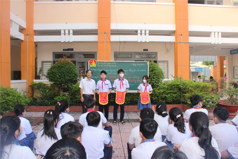 Sinh hoạt dưới cờ tuần 18